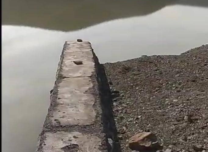 لبریز شدن بند خاکی منطقه تنگ چاییده امین آباد شهرضا بعد از 20 سال.